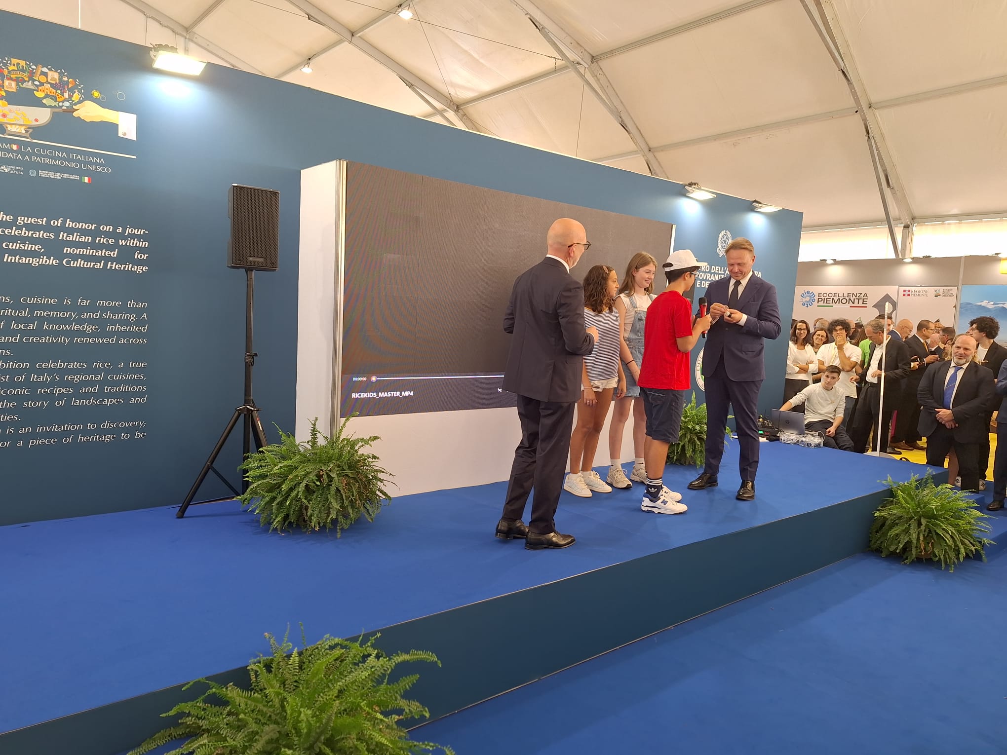 Il ministro Lollobrigia premiato dai protagonisti del documentario con una spilla quale 'Rice Kids ad honorem'