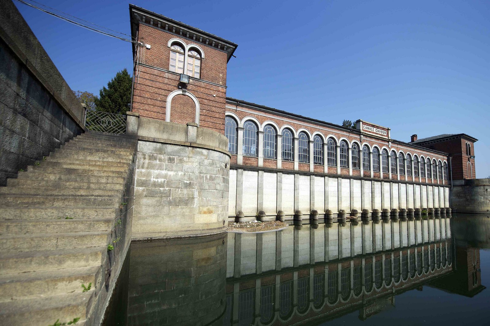 09 - Queste infrastrutture idrauliche si integrano nel paesaggio e arricchiscono culturalmente e turisticamente il territorio. In questa immagine la chiavica d’ingresso del canale Cavour, costruito tra il 1863 e il 1866 per volere di Camillo Benso